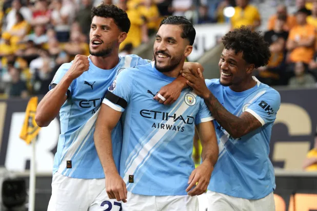 شرقي يحتفل بهدفه في المباراة (د.ب.أ)