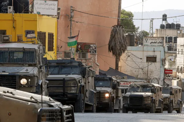 مركبات تابعة للجيش الإسرائيلي في نابلس بالضفة الغربية (أ.ف.ب)