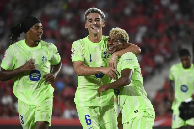 يامال يحتفل مع زملائه بعد الهدف (إ.ب.أ)