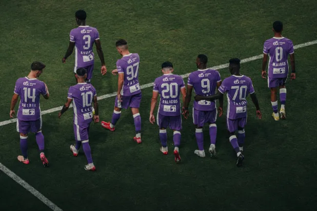 لاعبو العين بعد إلغاء أحد أهدافهم في المباراة (الشرق الأوسط)