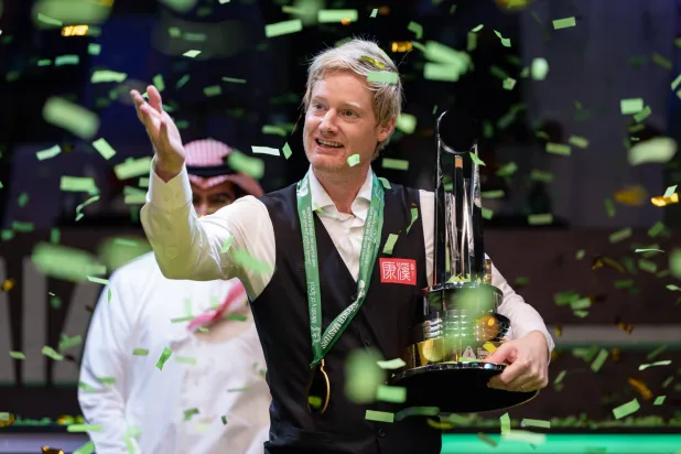 نيل روبرتسون لدى تتويجه باللقب (الشرق الأوسط)