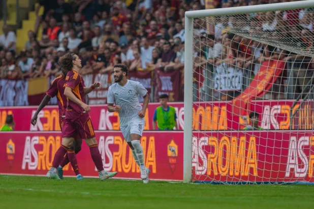 بن رحمه محتفلا بهدفه في مرمى روما (نادي نيوم)