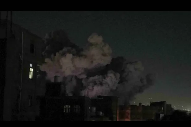 أرشيفية لدخان يتصاعد عقب انفجار في صنعاء (أ.ب)