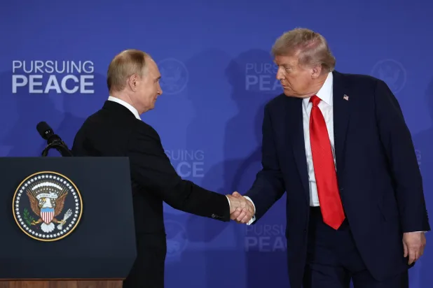 الرئيس الأميركي دونالد ترمب ونظيره الروسي فلاديمير بوتين في ألاسكا (إ.ب.أ)