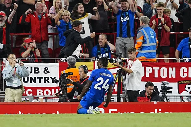 تعرض سيمينيو للإساءة من أحد مشجعي ليفربول في ملعب أنفيلد (د.ب.أ)