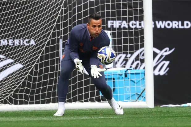 فابيو (رويترز)