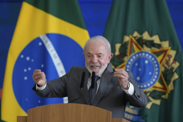 الرئيس البرازيلي لويس إيناسيو لولا دا سيلفا يتحدث في فعالية في برازيليا (أ.ب)