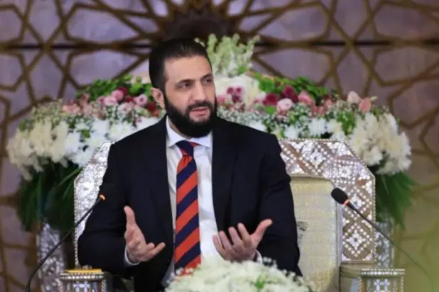 الرئيس السوري أحمد الشرع خلال جلسة الحوار في إدلب (سانا)