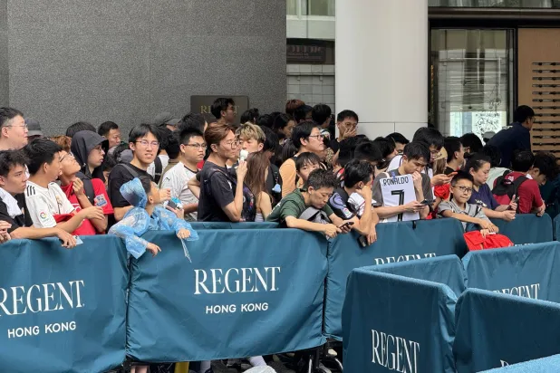 الجماهير تقف أمام فندق فريق النصر في هونغ كونغ (الشرق الأوسط)