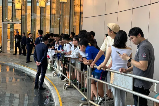 الجماهير الاتحادية أمام فندق الفريق (الشرق الأوسط)