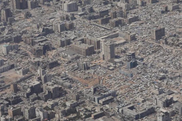 صورة جوية لمنطقة في قطاع غزة التقطتها طائرة عسكرية أردنية قبل إسقاط حزم مساعدات من الجو (رويترز)