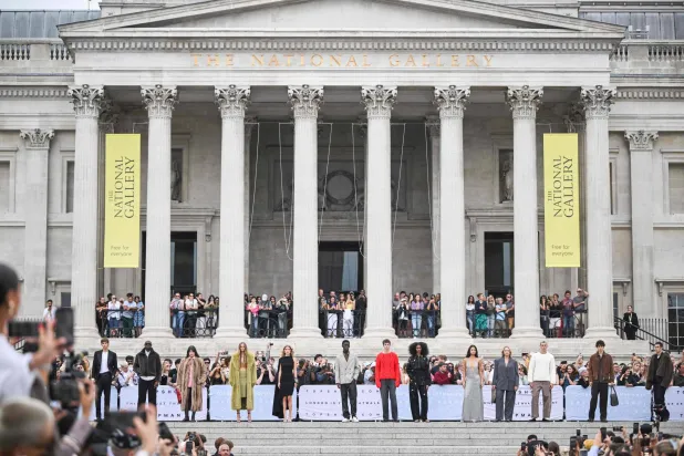 أُقيم العرض أمام المعرض الوطني للصور وسط ساحة الطرف الأغر بلندن (أ.ف.ب)