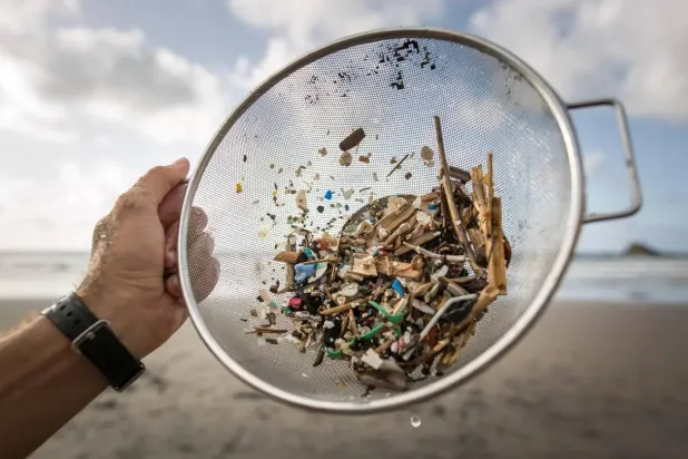 جانب من جزيئات البلاستيك في البحار (أرشيفية - أ.ف.ب)