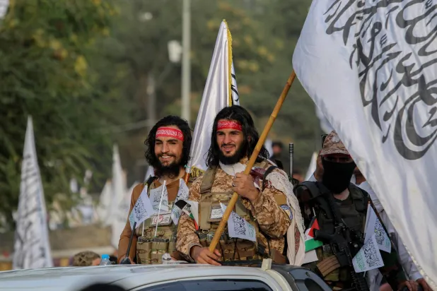 أنصار «طالبان» يسيرون في مسيرة إحياءً للذكرى الرابعة لاستيلائها على السلطة في كابل - أفغانستان - 15 أغسطس 2025 وقد سيطرت طالبان على كابل عقب انهيار الحكومة المدعومة من الولايات المتحدة وسط انسحاب فوضوي للقوات الأجنبية (إ.ب.أ)