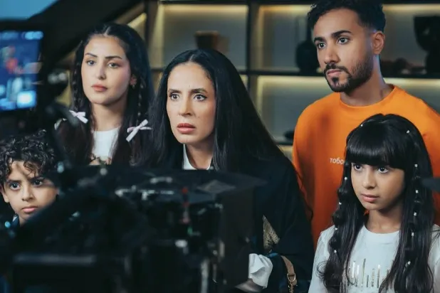 عائلة الجن غريبة الأطوار خلال تصوير مشهد من العمل (إنستغرام)