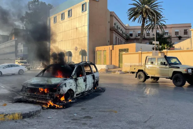 من مخلّفات المعارك في العاصمة طرابلس (أ.ف.ب)