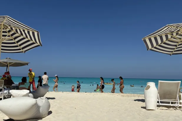 أحد شواطئ الساحل الشمالي المصري (الشرق الأوسط)