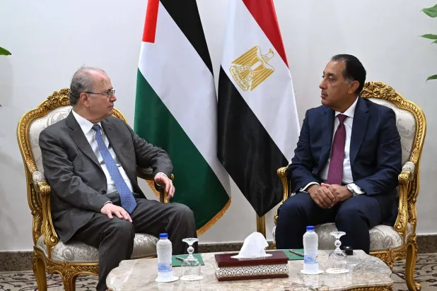 رئيس الوزراء المصري مصطفى مدبولي (يمين) خلال لقائه مع نظيره الفلسطيني محمد مصطفى (مجلس الوزراء المصري)