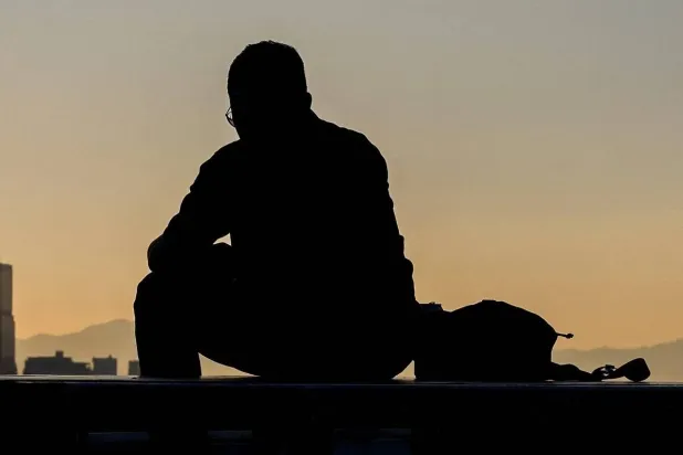 الرجال لا يجيدون التعبير عن مشاعر الحزن (رويترز)