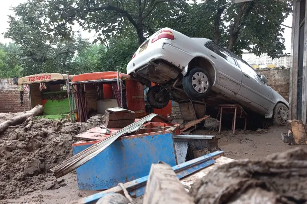 صورة للأضرار التي خلفتها الفيضانات المفاجئة في بونر، مقاطعة خيبر بختونخوا، باكستان، 17 أغسطس 2025. أدت الأمطار الغزيرة والعواصف الغزيرة التي أعقبتها فيضانات مفاجئة في شمال باكستان إلى مقتل ما لا يقل عن 300 شخص، بينما لا يزال 150 شخصاً على الأقل في عداد المفقودين (إ.ب.أ)