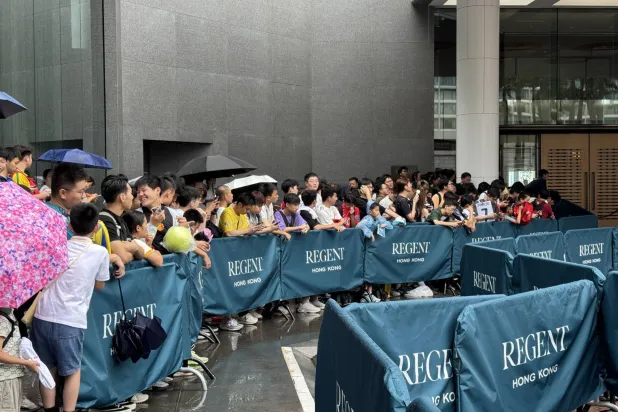 وقوف بالساعات أمام مقرات بعثات الأندية السعودية (الشرق الأوسط)