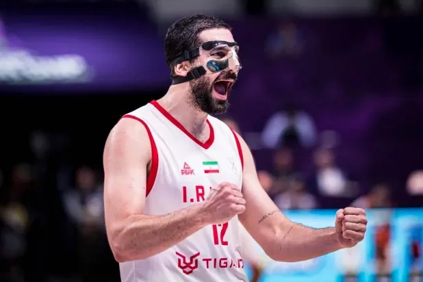 أرمان زنقنيه يحتفل بفوزهم في مباراة تحديد المركز الثالث (الشرق الأوسط)