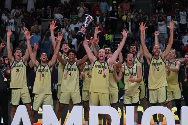 لاعبو أستراليا يحتفلون بالتتويج بلقب كأس آسيا لكرة السلة (تصوير: علي خمج)
