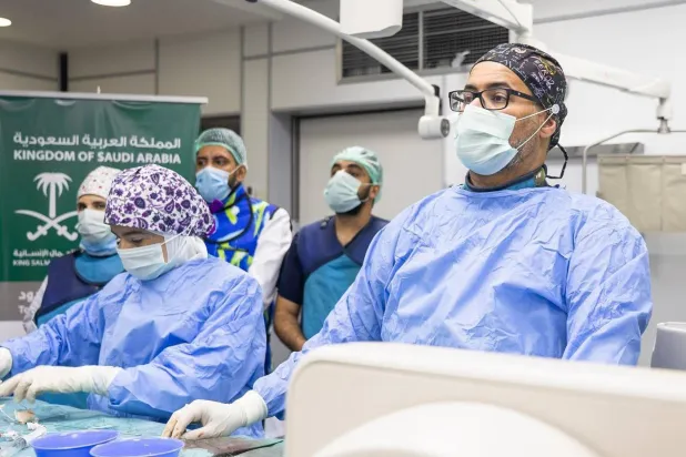 الفريق الطبي التطوعي اجرى منذ انطلاق الحملة 10 عمليات قسطرة قلبية للأطفال، تكللت جميعها بالنجاح (واس)