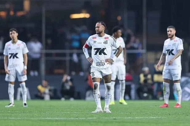 حسرة النجم البرازيلي نيمار جونيور وزملائه بعد الهزيمة القاسية من فاسكو (وسائل إعلام برازيلية)