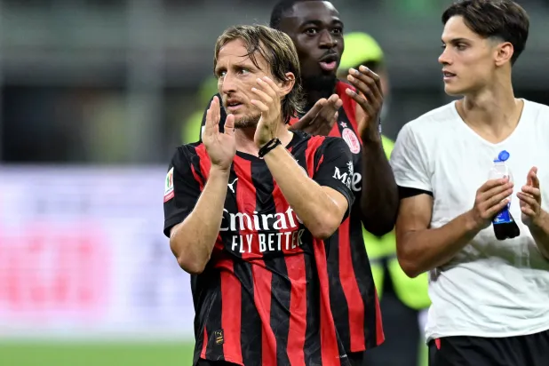 النجم الكرواتي المخضرم لوكا مودريتش يحيي الجماهير بعد فوز ميلان على باري (رويترز)