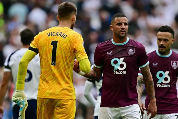 بيرنلي طعم صفوفه بعدد من عناصر الخبرة (أ.ف.ب)