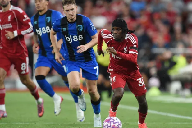 جيريمي فريمبونغ خلال المباراة أمام بورنموث (رويترز)