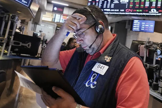 أحد المتداولين في بورصة نيويورك (أ.ب)