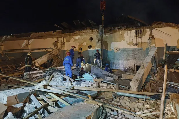 موظفو الوزارة يعملون وسط أنقاض مصنع صناعي بعد حريق اندلع الجمعة بالمنشأة الواقعة في منطقة شيلوفسكي بمنطقة ريازان (أ.ب)