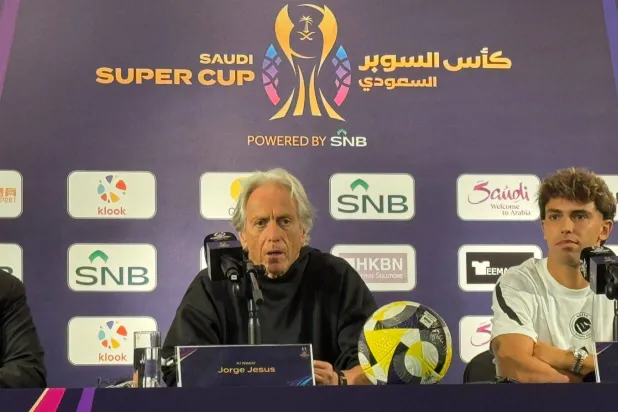 البرتغالي خيسوس مدرب النصر وبجواره فيليكس في المؤتمر الصحافي (الشرق الأوسط) 