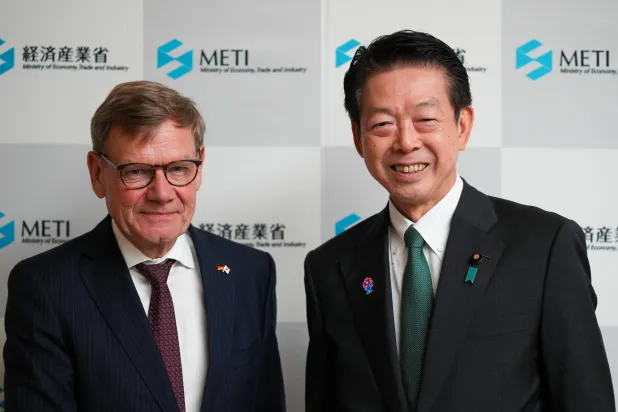 وزير الخارجية الألماني يوهان فاديفول مع نظيره الياباني تاكيشي إيوايا في طوكيو (د.ب.أ)