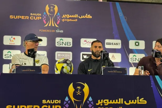 لوران بلان رفقة كريم بنزيمة في المؤتمر الصحافي (الشرق الأوسط) 