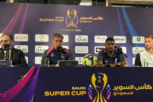 غونزاليس مدرب فريق القادسية وكاستيلس حارس مرمى الفريق (الشرق الأوسط) 