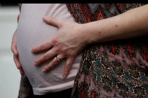 تكلفة الأم البديلة البشرية والتي قد تتراوح بين 100 ألف و200 ألف دولار أميركي (أرشيفية-رويترز)