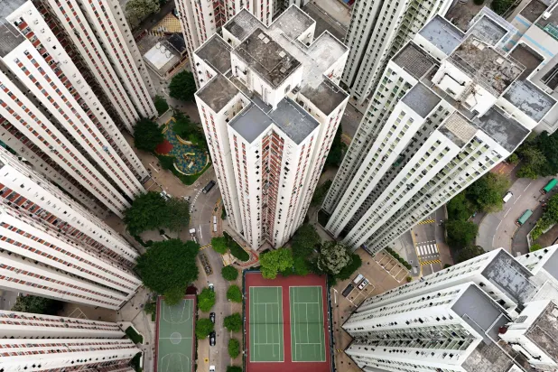 أبراج سكنية عملاقة بجزيرة هونغ كونغ الصينية (أ.ف.ب)