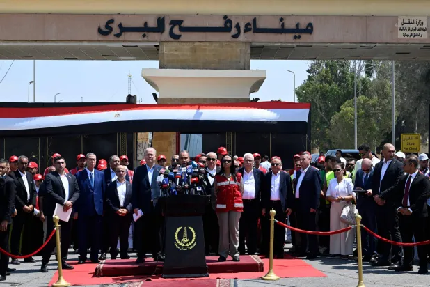 مؤتمر صحافي لوزير الخارجية المصري ورئيس الوزراء الفلسطيني أمام بوابة معبر رفح من الجانب المصري (أ.ف.ب)