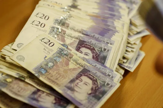 أوراق نقدية من الجنيه الإسترليني (رويترز)