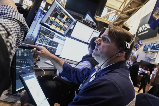 متداول يعمل في قاعة بورصة نيويورك (أ.ب)