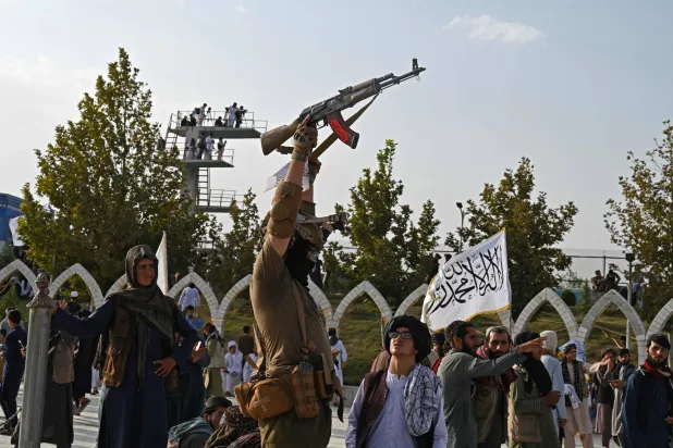 احتفل أحد أفراد أمن «طالبان» بالذكرى الرابعة لسيطرتهم على أفغانستان على قمة تل وزير أكبر خان بكابل في 15 أغسطس 2025... واحتفلت سلطات «طالبان» الأفغانية بالذكرى الرابعة لسيطرتها في 15 أغسطس مدعومةً بأول اعتراف رسمي من روسيا بحكومتها وهي خطوة تأمل أن تحذو حذوها دول أخرى (أ.ف.ب)