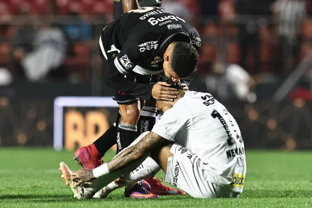 كوتينيو يحاول مواساة نيمار بعد الهزيمة المذلة (رويترز)