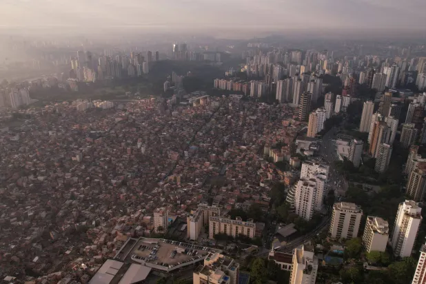 صورة جوية تُظهر حي بارايسوبوليس الفقير ومباني حي مورومبي في ساو باولو (رويترز)