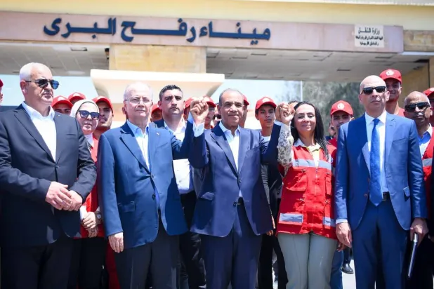 وزير الخارجية المصري ورئيس الوزراء الفلسطيني من أمام معبر رفح (الخارجية المصرية)