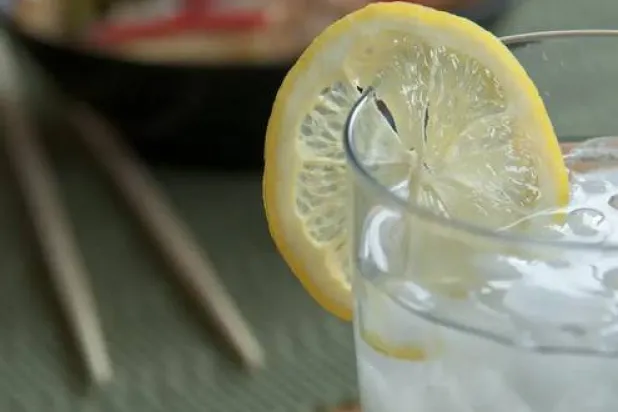 شرب كوب واحد من ماء الليمون يومياً يسهم في تعزيز جهازك المناعي (الشرق الأوسط)