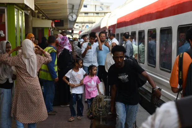 مئات العائدين إلى السودان يستقلون القطار الخامس من محطة رمسيس وسط القاهرة (مجلس الوزراء المصري)