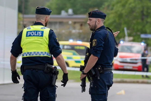 إصابة رجلين جرَّاء إطلاق نار بعد صلاة الجمعة على مسجد في مدينة أوريبرو السويدية (أ.ف.ب)